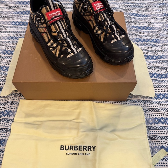 Burberry Black and Cream Sneakers with Bold Pattern - Picture 3 of 10